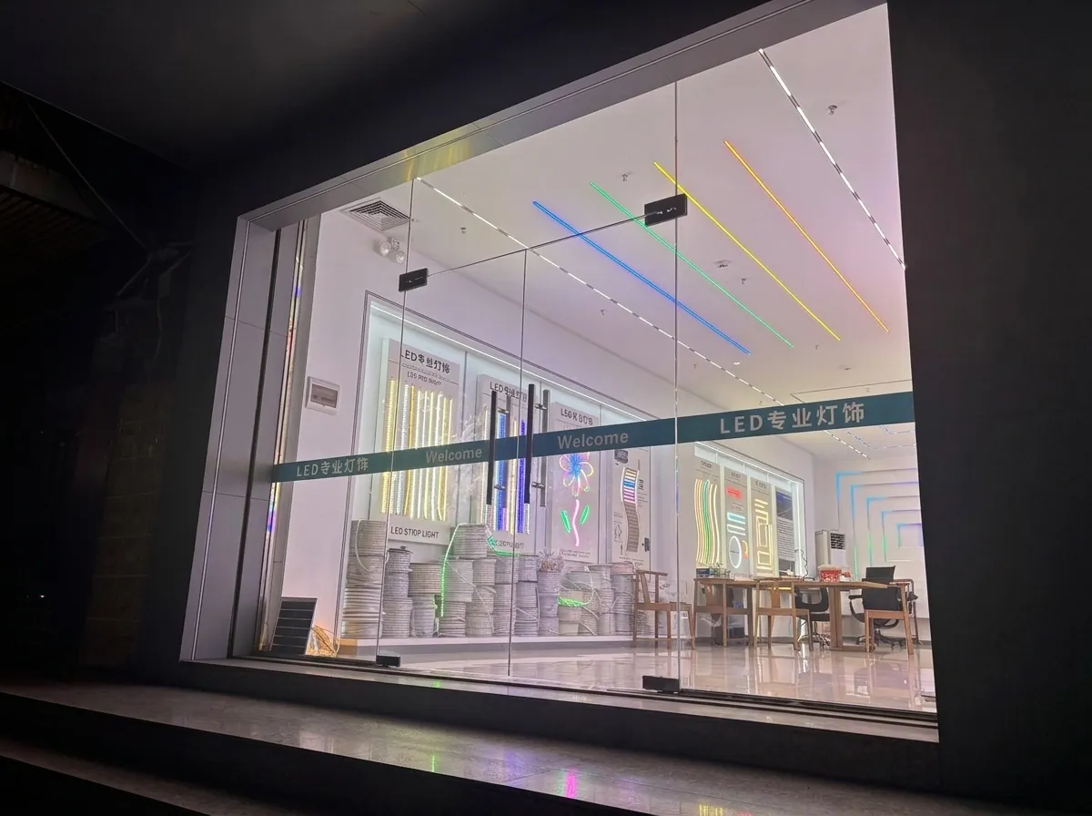 ガラス張りの間口から見たショールームの店内