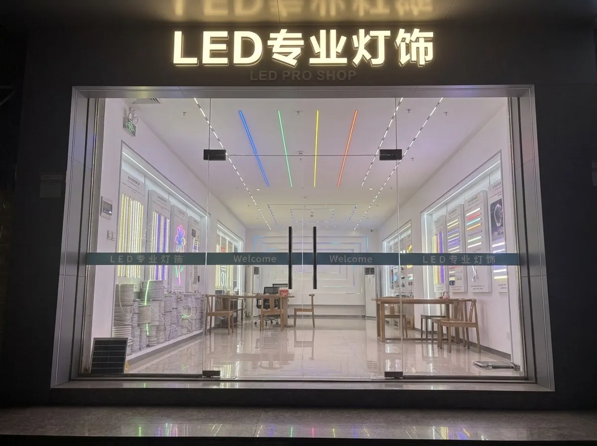 中国・中山市の自社工場のショールームの外観（店名 LED专业灯饰）